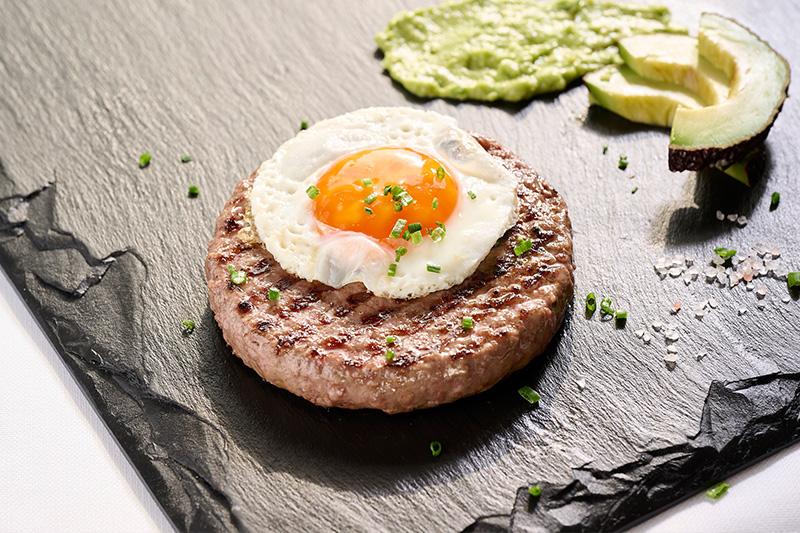 HAMBURGER DI SCOTTONA CON AVOCADO E UOVO ALL'OCCHIO DI BUE