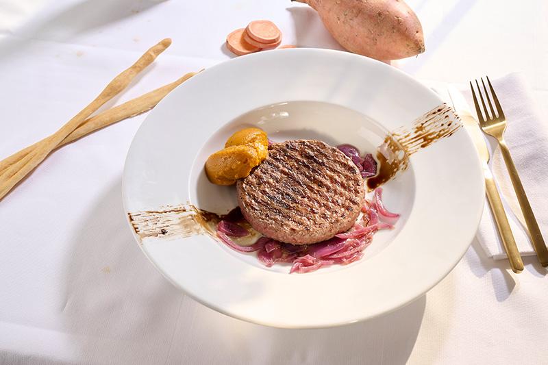 HAMBURGER DI SCOTTONA CON PURE DI PATATE DOLCI E CIPOLLE CARAMELLATE