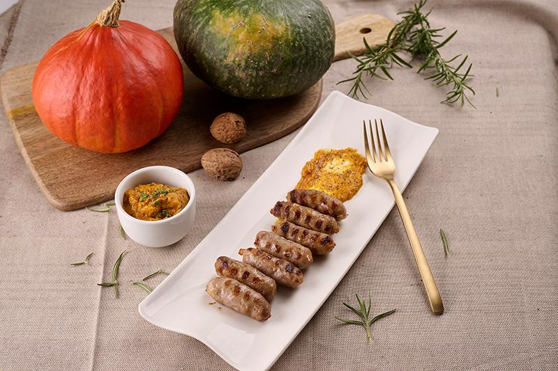 SALSICCE DI VITELLO CON PUREA DI ZUCCA E SEMI DI PAPAVERO