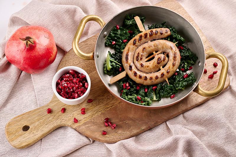 SALSICCE DI VITELLO CON INSALATA DI CAVOLO NERO E MELOGRANO