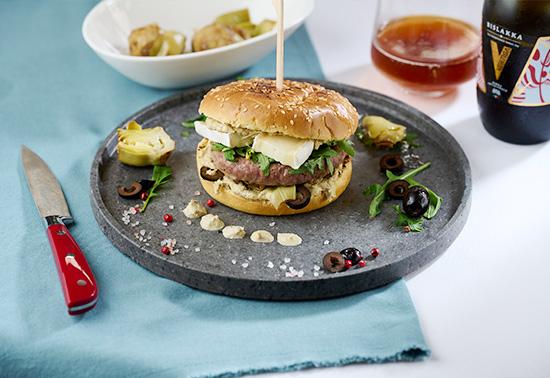 HAMBURGER CON SALSA DI CARCIOFI, OLIVE E BRIE