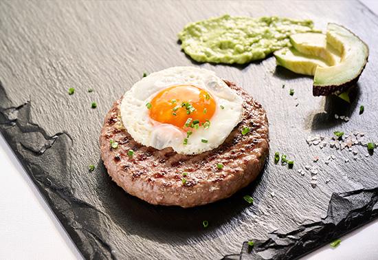 HAMBURGER DI SCOTTONA CON AVOCADO E UOVO ALL'OCCHIO DI BUE