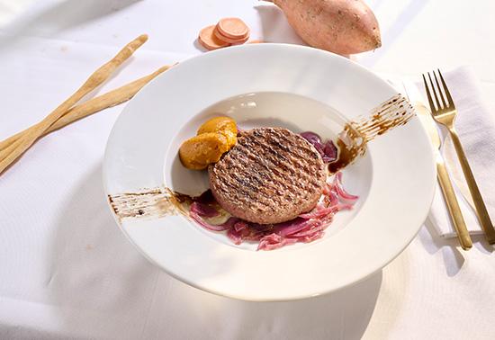 HAMBURGER DI SCOTTONA CON PURE DI PATATE DOLCI E CIPOLLE CARAMELLATE