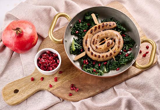 SALSICCE DI VITELLO CON INSALATA DI CAVOLO NERO E MELOGRANO